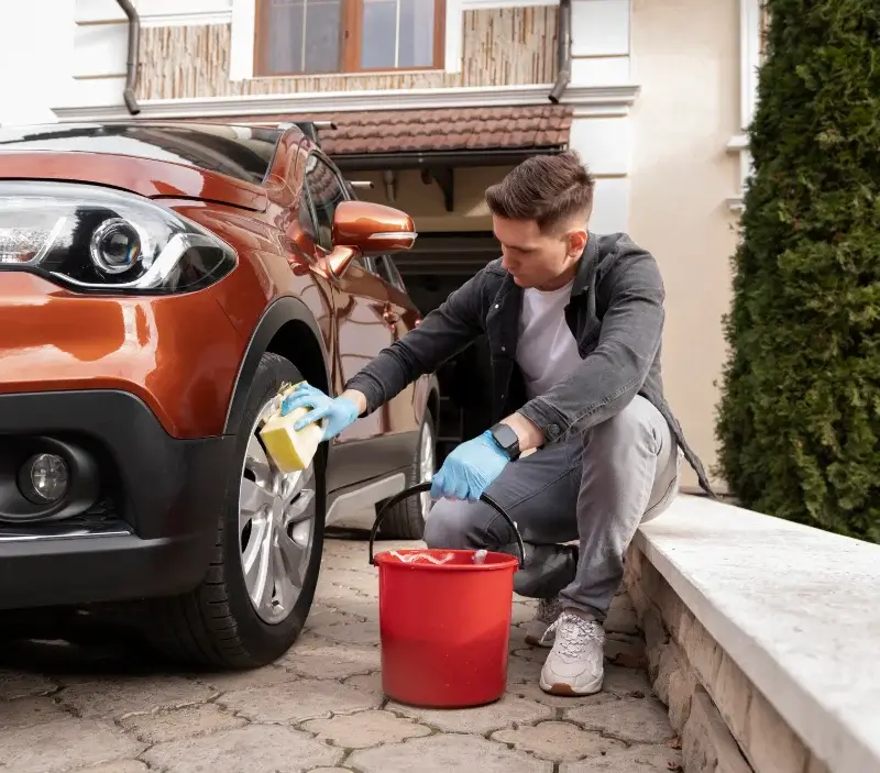 Lavage auto à domicile Aubigné-Racan : professionnel intervenant sur un véhicule